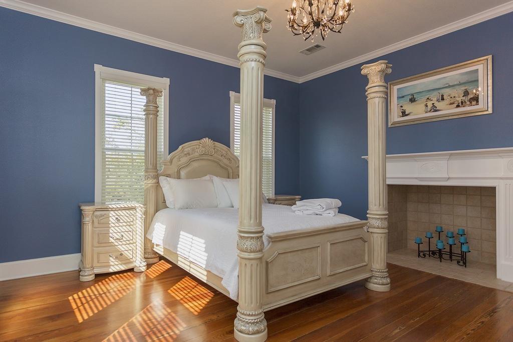 Red Velvet Inn Navasota Стая снимка