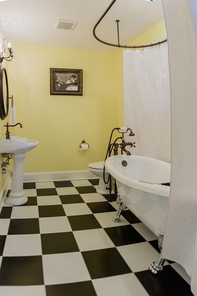 Red Velvet Inn Navasota Екстериор снимка